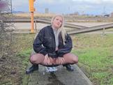 PAWG pees by the motorway